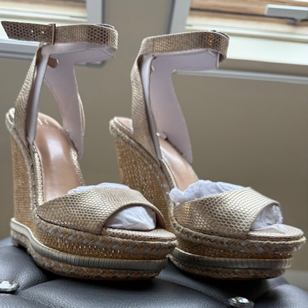 New, Never Worn JLO Ondra Wedge Sandal in Champagne Size 6.5